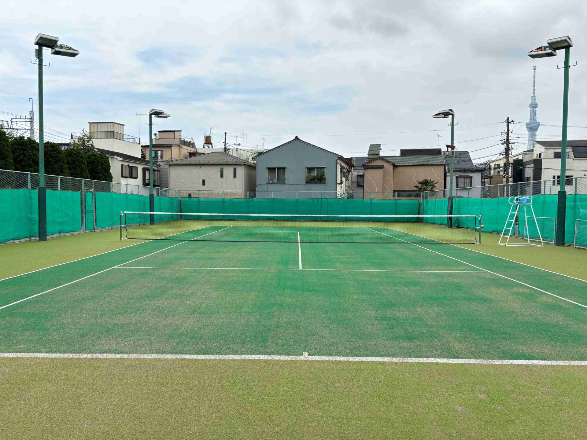 砂入り人工芝の新テニスコートが完成